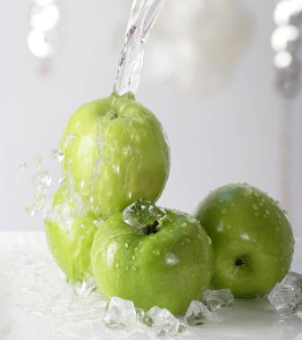 yeşil elma, yığının üstüne dökülen su yakın çekim  