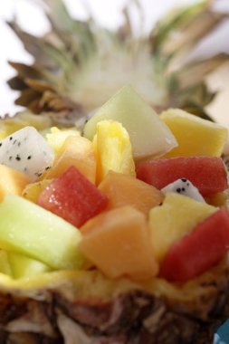 Ananas taze tropikal meyve salatası fulled