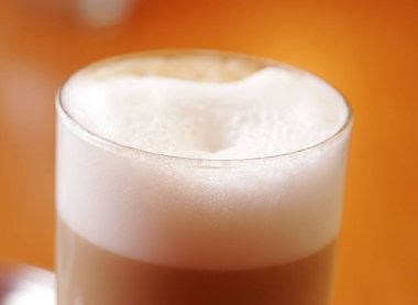 asabi caffe latte ile köpük bardak yakın çekim 