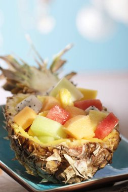 Ananas taze tropikal meyve salatası fulled