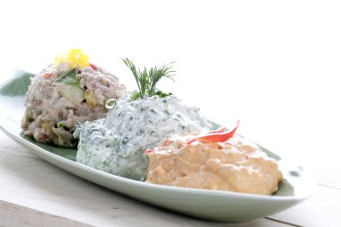 aufstrichbrote tost için çeşitli spread ile beyaz plaka