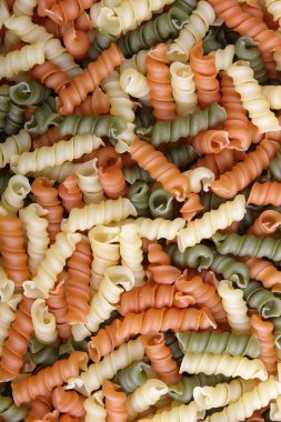 sarı pişmemiş renkli İtalyan riccioli makarna yığını, yakın çekim 