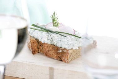 Yönetim Kurulu, yakın çekim ekmek dilimi yaymak üzerinde ahşap ile kesme 