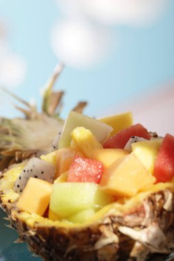 Ananas taze tropikal meyve salatası fulled