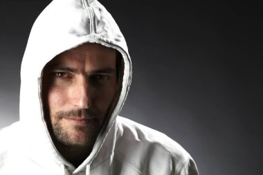 koyu arka planda poz beyaz Hood büyüleyici yakışıklı adam portre 