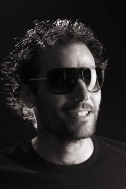 yakışıklı Brunet adam portre stüdyo arka planda gülümsüyor giyen 