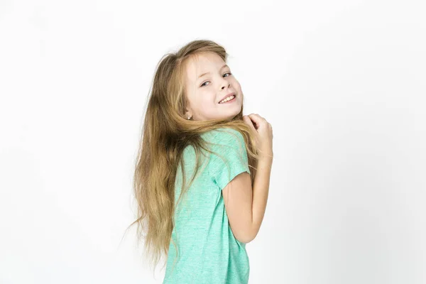 Lycklig Vacker Liten Blond Flicka Grön Shirt Dansa Vit Studio — Stockfoto