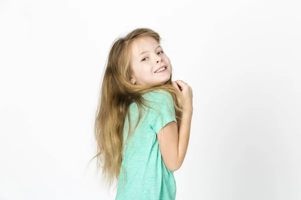 Feliz Linda Menina Loira Verde Shirt Dançando Fundo Estúdio Branco — Fotografia de Stock