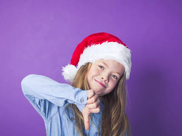 Aranyos Kis Érzelmi Lány Piros Santa Kalap Mutatja Hüvelykujj Mellett — Stock Fotó