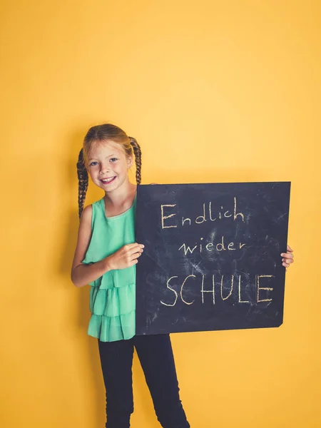 Kameraya Bakarak Süre Sonunda Holding Blackboard Kelimelerle Okul Daha Almanca — Stok fotoğraf