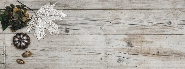 Beyaz ahşap masa üstünde sonbahar hasat arkaplanının üst görünümü