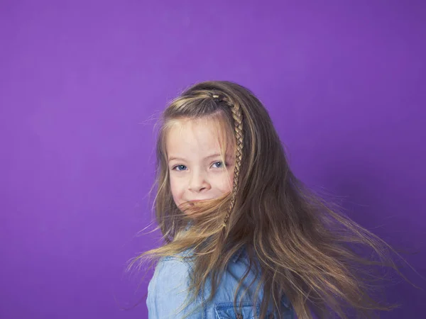 Retrato Bonito Menina Vestindo Camisa Jeans Azul Frente Fundo Violeta — Fotografia de Stock