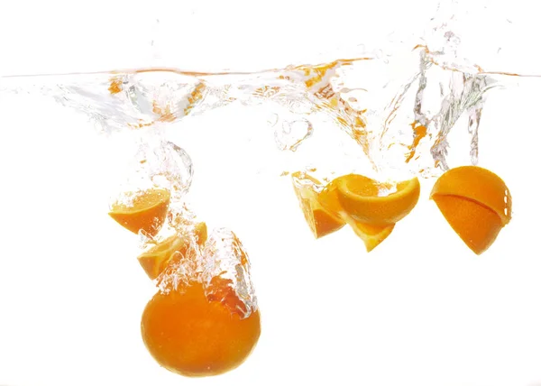 Dojrzałe Kawałkami Pomarańczy Objętych Wodzie Zbliżenie — Zdjęcie stockowe