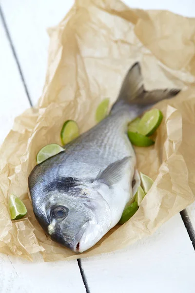 Filet Ryby Papierem Pieczenia Sól Skorupa — Zdjęcie stockowe