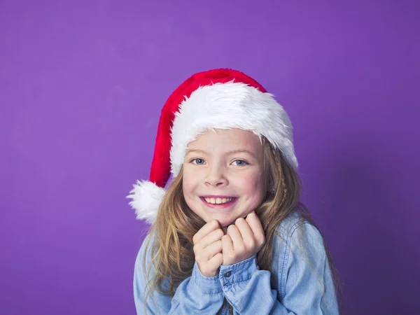 Boldog Kis Érzelmi Lány Piros Lila Háttér Előtt Pózol Santa — Stock Fotó
