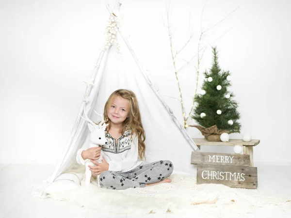 Pequena Menina Bonita Sentada Pele Branca Abraçando Brinquedo Veado Perto — Fotografia de Stock