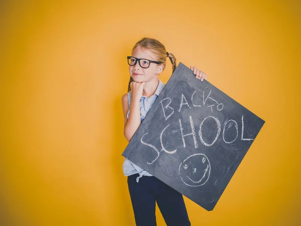 Nadenkend Blond Meisje Met Bril Bedrijf Schoolbord Met Woorden Terug — Stockfoto