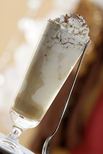 ガラスでおいしい伝統的なエスプレッソのコン パンナ芳香族クローズ アップ — ストック写真