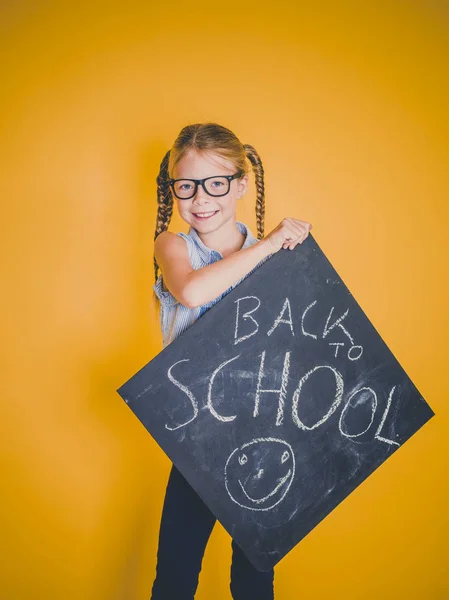 Gelukkig Weinig Schoolmeisje Glazen Houden Schoolbord Met Woorden Terug Naar — Stockfoto