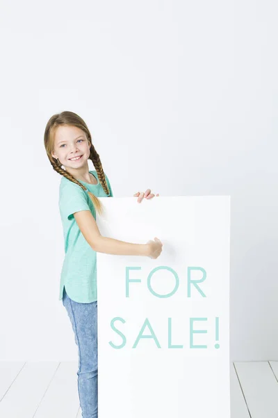 Jolie Fille Turquoise Shirt Pointant Bord Avec Texte Vendre Face — Photo