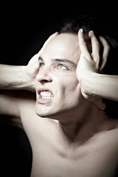 Retrato Hombre Desnudo Emocional Haciendo Muecas Sobre Fondo Oscuro — Foto de Stock