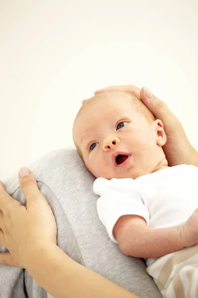 Feliz Joven Relajándose Con Hija Siete Meses Edad —  Fotos de Stock