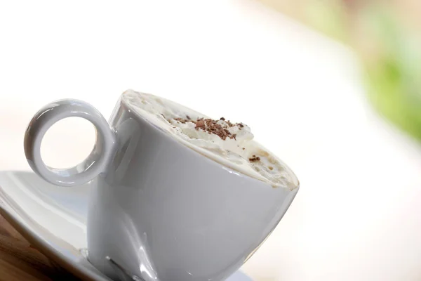 Koffie Met Pluizige Witte Schuim Chocolade Kruimels Beker Close — Stockfoto
