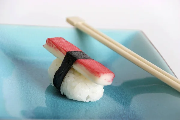 Sushi Met Krab Stok Eetstokjes Blauwe Plaat Close — Stockfoto