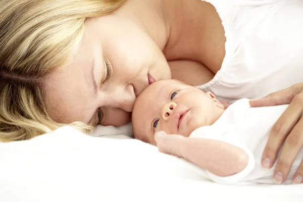 Feliz Joven Relajándose Con Hija Siete Meses Edad —  Fotos de Stock