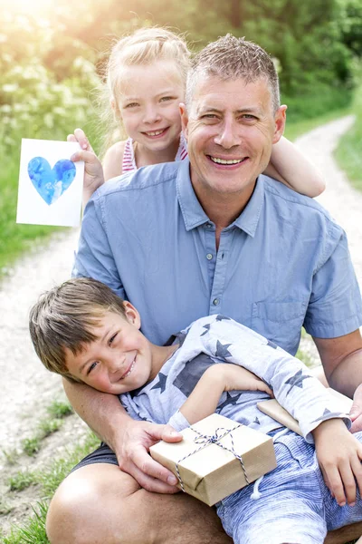 Gyermekek Amely Apja Ajándékokat Ünneplik Apák Napja Miközben Jól Érzik — Stock Fotó
