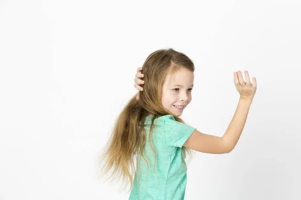 Glücklich Schönes Kleines Blondes Mädchen Grünem Shirt Das Auf Weißem — Stockfoto