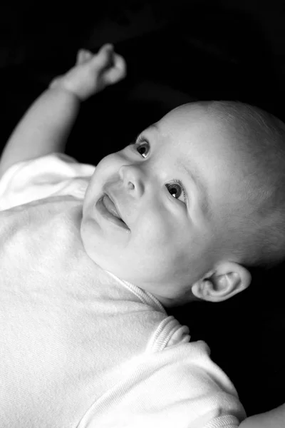 Lindo Bebé Ropa Blanca Posando Sobre Fondo Negro Vista Cercana — Foto de Stock