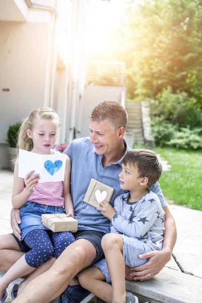 Gyermekek Amely Apja Ajándékokat Ünneplik Apák Napja Miközben Jól Érzik — Stock Fotó