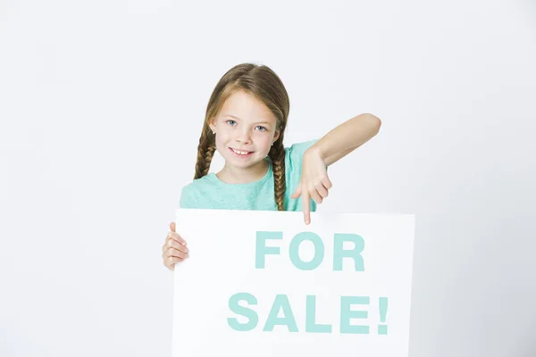 Menina Bonita Turquesa Shirt Apontando Bordo Com Texto Para Venda — Fotografia de Stock