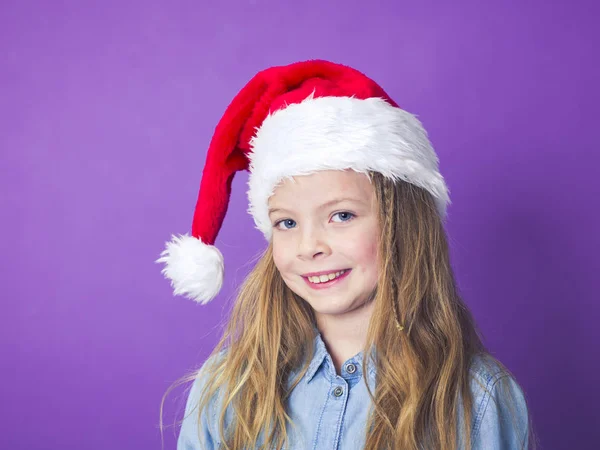 Aranyos Kis Érzelmi Lány Piros Lila Háttér Előtt Pózol Santa — Stock Fotó