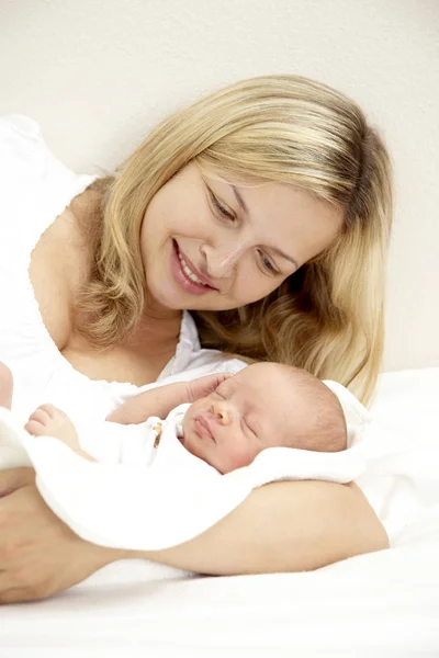 Jovem Feliz Relaxando Com Sua Filha Sete Meses Idade — Fotografia de Stock