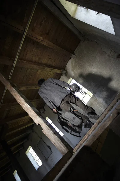 Hombre Sin Hogar Con Bolsa Entrando Casa Abandonada — Foto de Stock