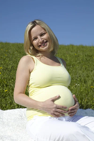 Šťastná Žena Těhotná Přiložil Její Břicho Obou Rukou Sedíte Dece — Stock fotografie