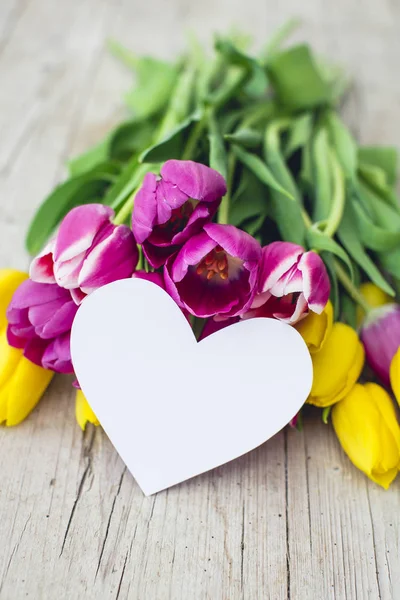 Рожеві Жовті Тюльпани Порожнім Паперовим Серцем Дерев Яному Фоні Концепція — стокове фото