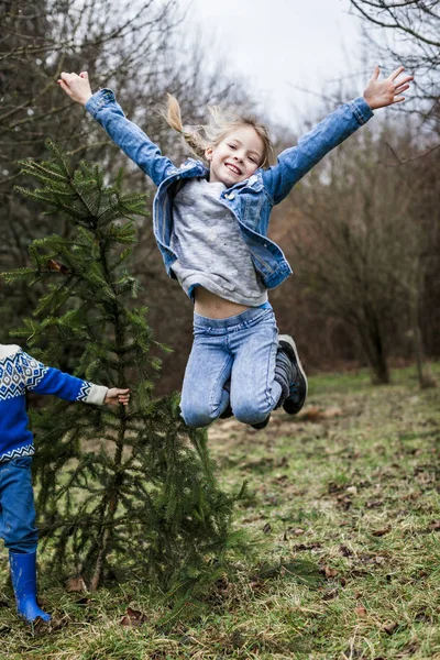 Geschwisterchen Spielen Auf Der Grünen Wiese — Stockfoto