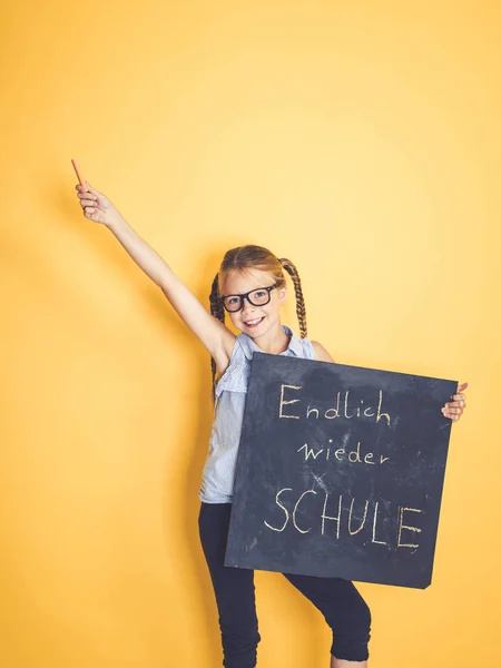 Krásná Školačka Brýlích Drží Tabuli Slovy Konečně Škola Opět Němčině — Stock fotografie