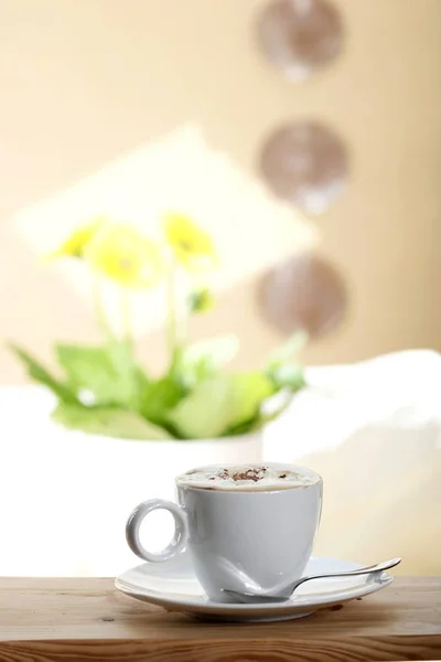 Witte Kopje Koffie Met Schuim Houten Tafel Close — Stockfoto