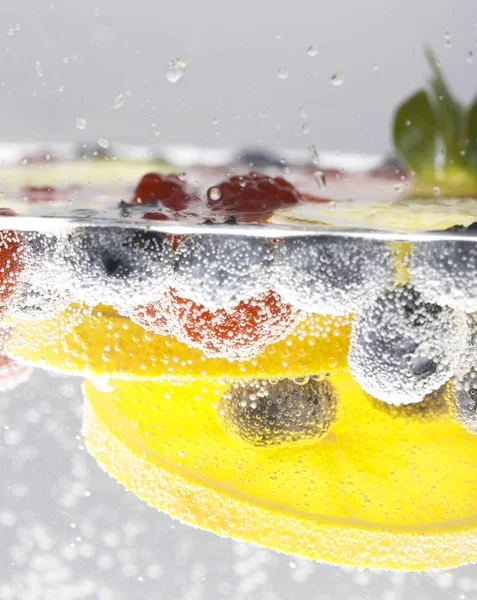 Früchte Und Beeren Unter Wasser Auf Weißem Hintergrund Nahaufnahme — Stockfoto