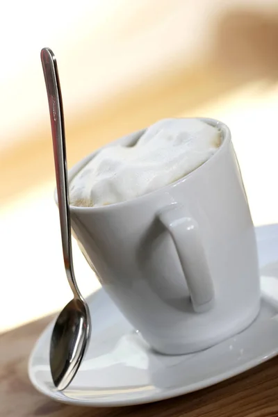 Weiße Kaffeetasse Mit Cappuccino Mit Löffel Und Keksen Auf Untertasse — Stockfoto