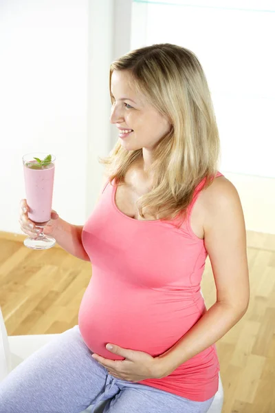 Mulher Grávida Feliz Sentado Poltrona Com Vidro Baga Milkshake Casa — Fotografia de Stock