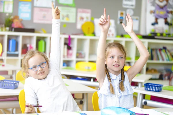 Güzel Çocuklar Okulda Eğlenirken Sınıfta Öğreniyorlar — Stok fotoğraf