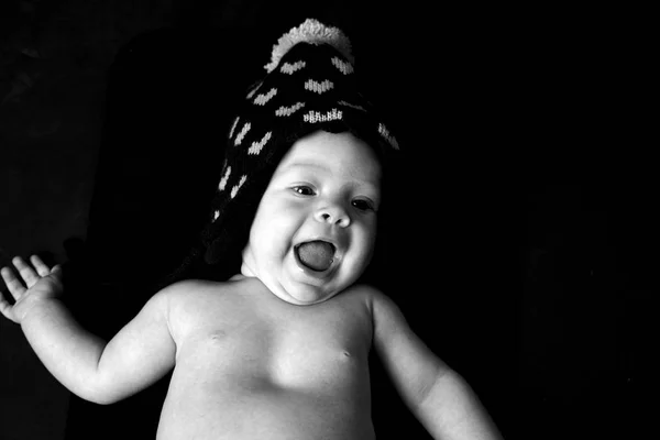 Lindo Bebé Sombrero Posando Sobre Fondo Negro Vista Cercana — Foto de Stock