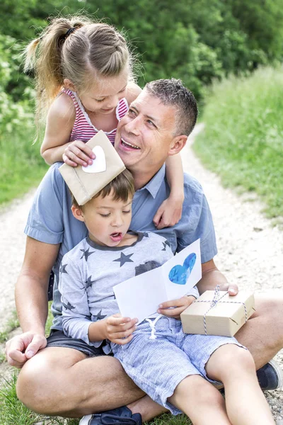 Kinder Beschenken Vater Zum Vatertag Und Haben Spaß Garten — Stockfoto