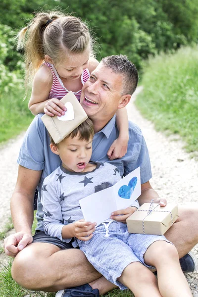 Bambini Che Fanno Regali Padre Festeggiare Giorno Dei Padri Divertendosi — Foto Stock