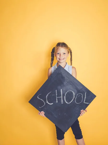 Écolière Blonde Tenant Tableau Noir Avec École Mot Posant Devant — Photo